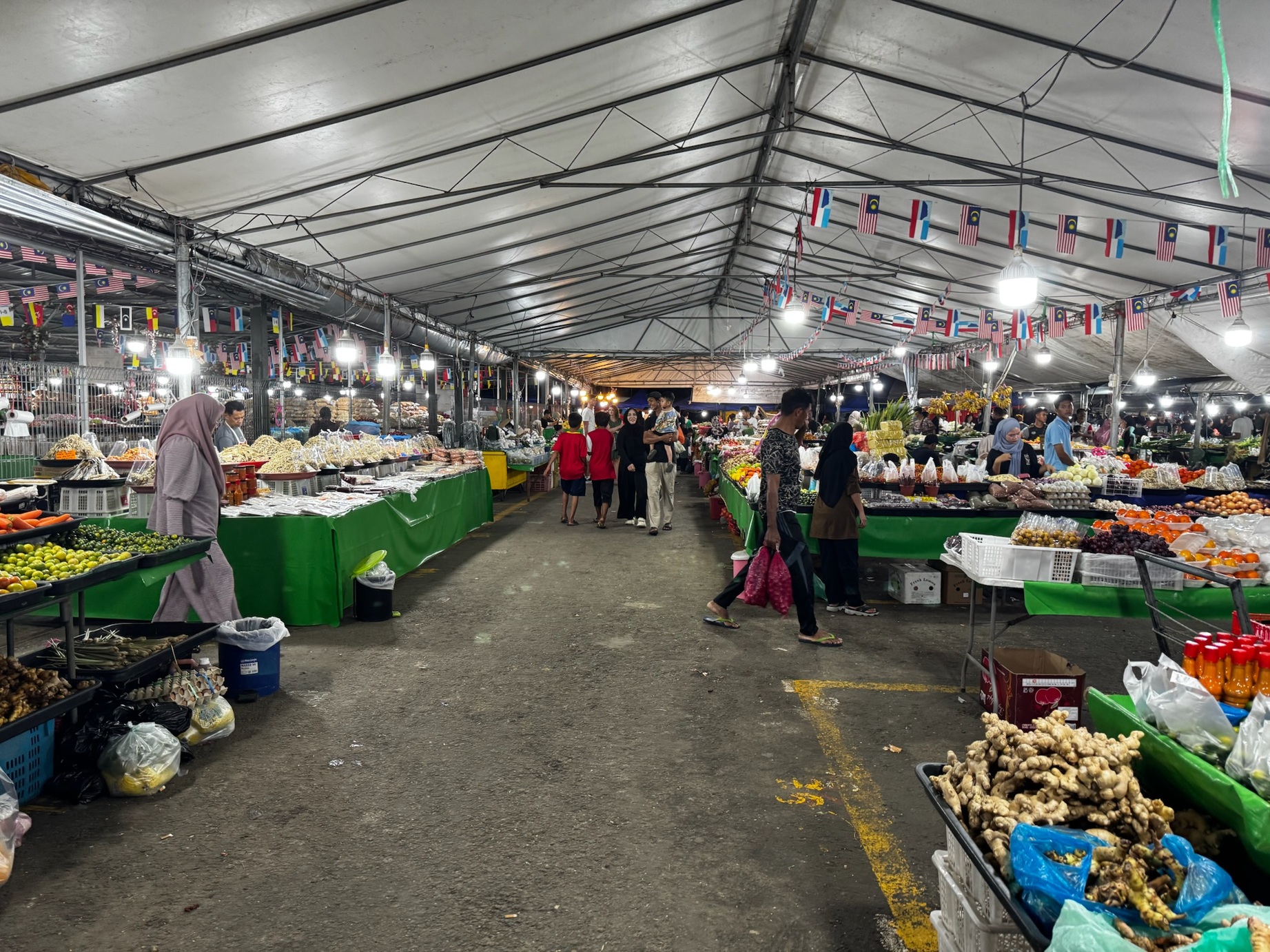 中央市場內的水果與乾貨攤位