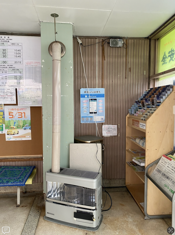 候車亭裡面的暖爐