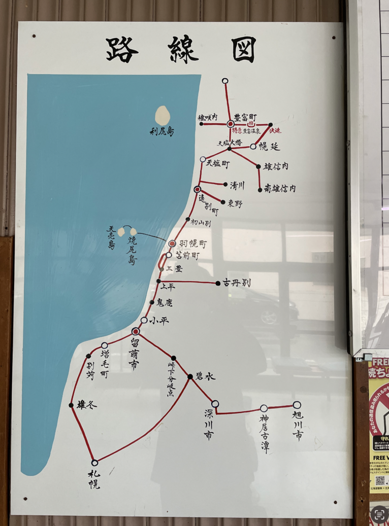 候車亭牆壁上的手繪路線圖