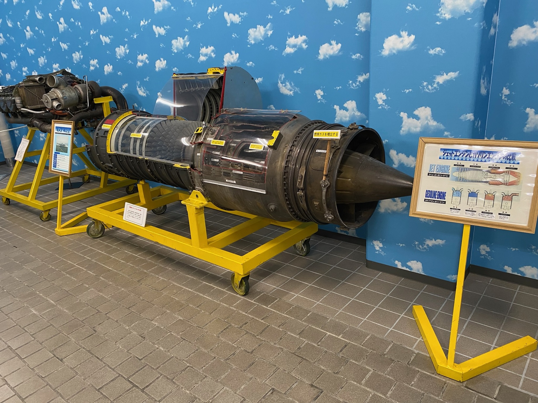 苫小牧科學博物館內展示的各式交通機械